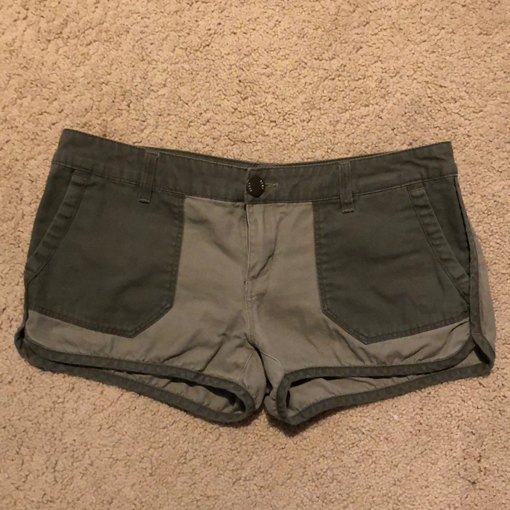 Roxy khaki shorts in light and army green